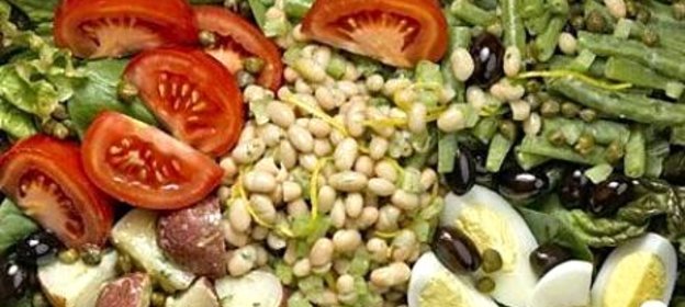 Салат с фасолью, картофелем и помидорами