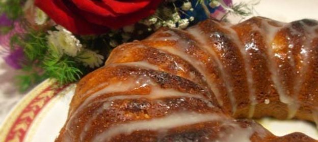 яблочный кекс с корицей и карамельным соусом