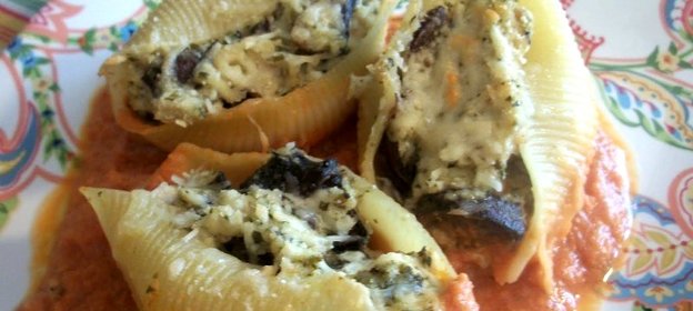 Макароны, фаршированные курицей и грибами