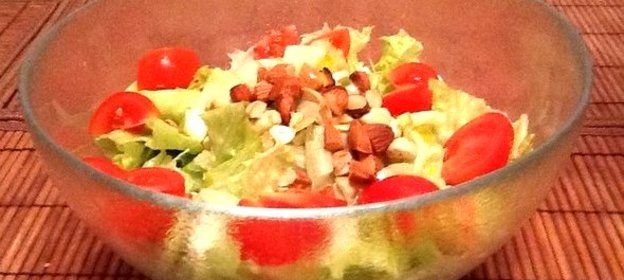 Легкий салат с черри и орехами