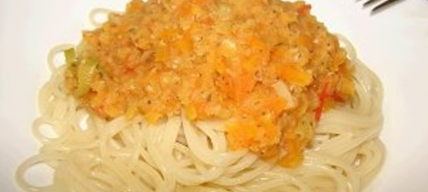 Спагетти с соусом из чечевицы