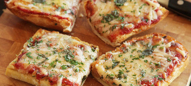 Быстрая пицца с курицей и сыром