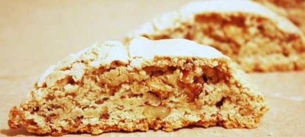 Салат из маринованного лука с морской капустой.