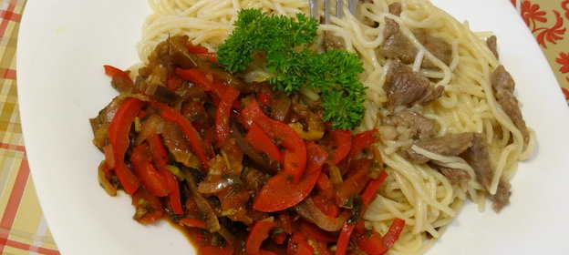 Спагетти говяжьи с овощной приправой (вкусный ужин — быстро в мульте !!!)