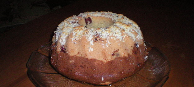 Двухцветный кекс с вишней