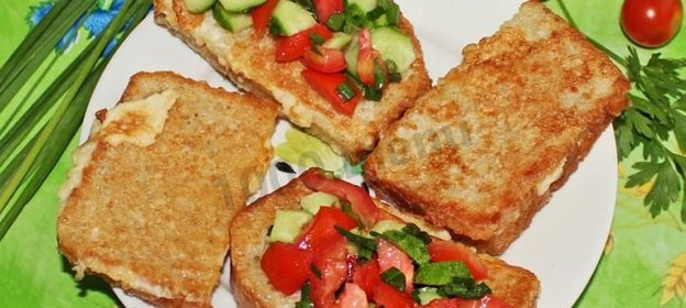 Хлеб в молоке с яйцом на сковороде