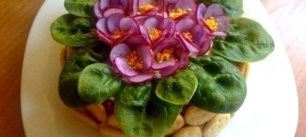 Слоеный салат с копченым окороком, огурцами и черносливом