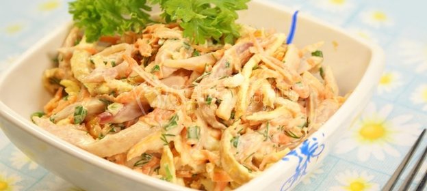 Салат с морковью курицей и яйцами