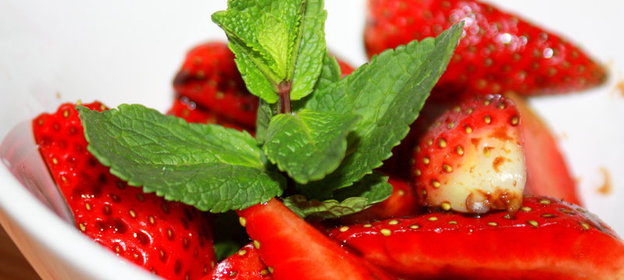 Клубника маринованная в уксусе бальзамик с морской солью