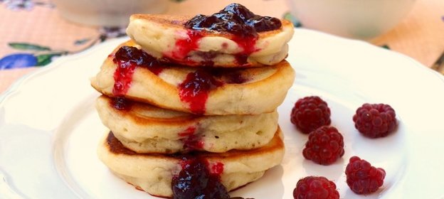 Оладьи без яиц с малиной
