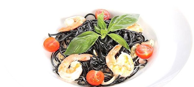 Паста нери с морепродуктами в сливочном соусе