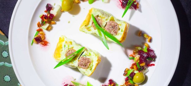 Террин с говяжьими колбасками и чатни из свеклы. Тест-драйв с окраиной, праздничные блюда