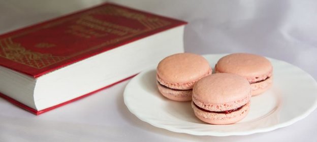 Макарон с клюквенно-малиновым конфи