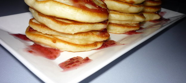 Оладьи с малиновым вареньем