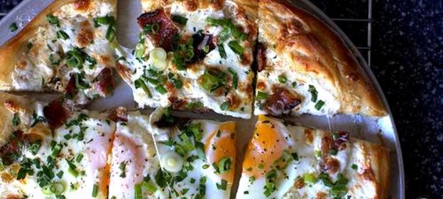 Пицца на завтрак с беконом, сыром и яйцами