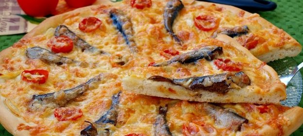 Пицца со шпротами и помидорами черри