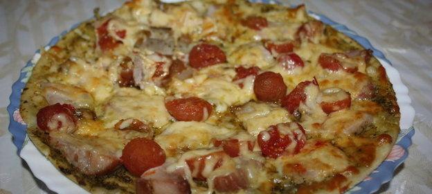 пицца с бужениной и соусом песто