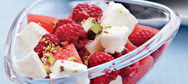 Cалат с арбузом и малиной