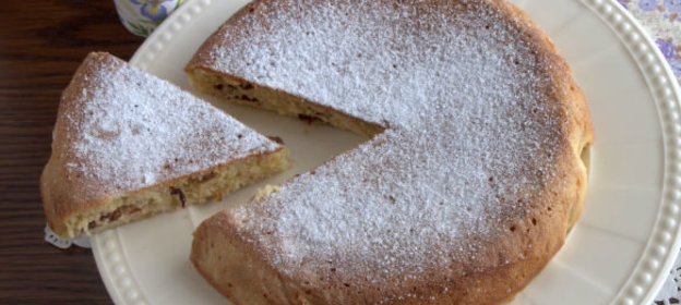 Кекс на кефире, с изюмом и сушеной клубникой (в мультиварке)