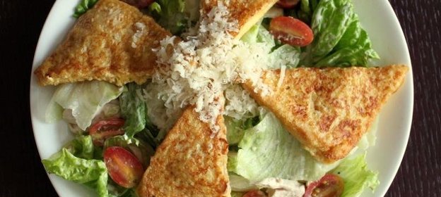 Салат Цезарь с французским тостом