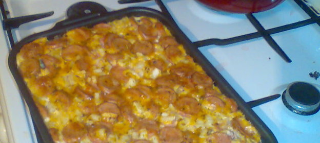 Запеканка из картофеля, макарон и сосисок