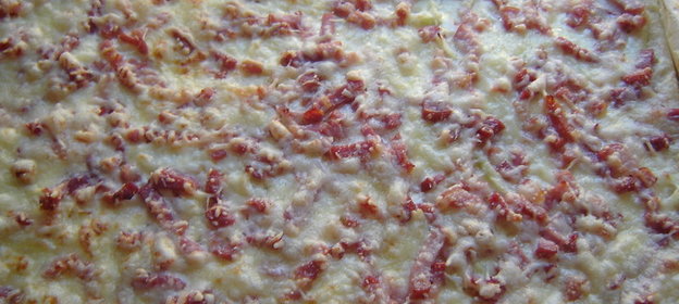 Фламмкухэн (луковая пицца)