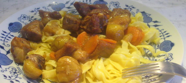 Пикантный гуляш с каштанами и тальятелле. Воскресный обед