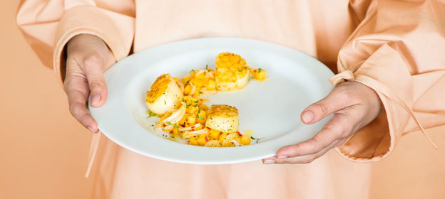 Морские гребешки с персиковой сальсой