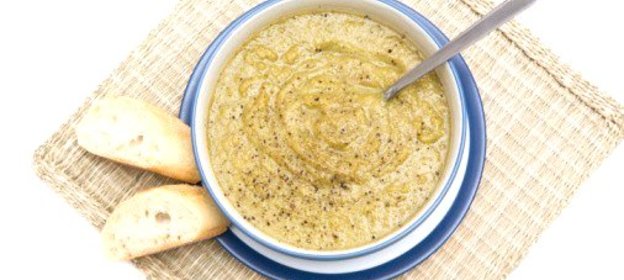 Холодный крем-суп с зеленым горошком и цукини по‑средиземноморски