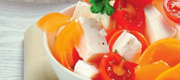 Салат из брынзы, перца и томатов черри