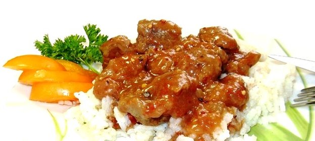 Тушеное мясо в помидорно-луковой подливке