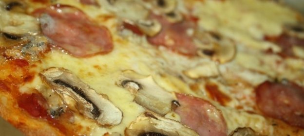 Пицца на дрожжевом тесте с сыром сулугуни и колбасой сальчичон