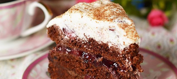 Шоколадный торт с вишней