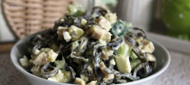 Салат с консервированным кальмаром и морской капустой