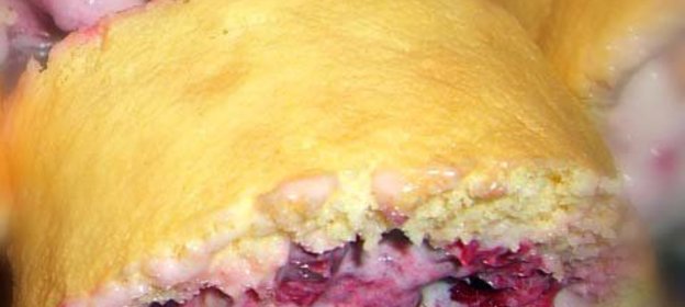 рулет с малиной и белым шоколадом