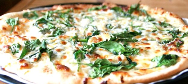 Пицца со шпинатом и сыром