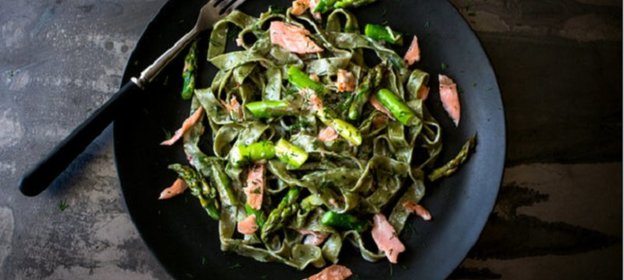 Паста со спаржей и копченым лососем