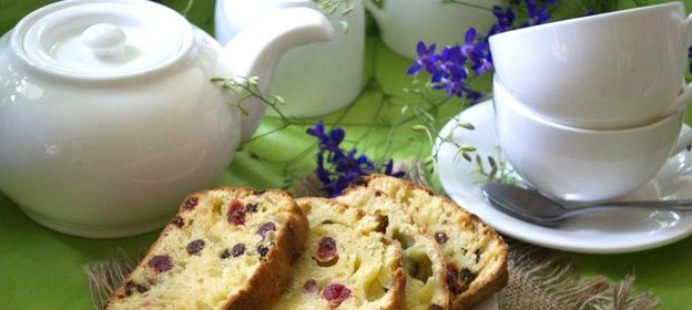 Кекс на кефире с вяленой вишней и изюмом