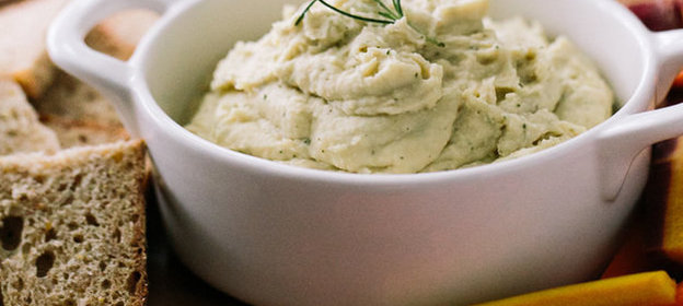 Соус из белой фасоли с чесноком и розмарином