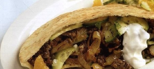 Соус майонезно-сметанный с томатом и луком.