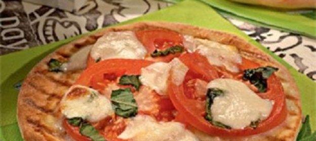 Пицца с помидорами и моцареллой