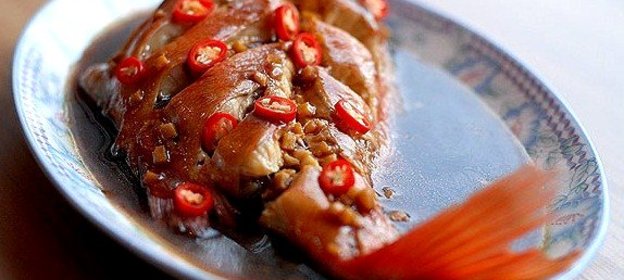 Морской окунь с имбирем, острым перцем и соусом в стиле чжунго