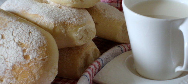 Бапс, шотландские булочки, посыпанные мукой