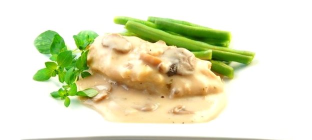 Куриные грудки с грибами в портвейне