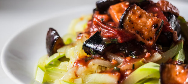 Паста из кабачков с томатным соусом