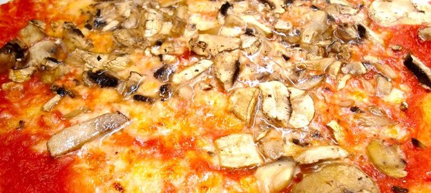 Пицца с грибами и помидорами