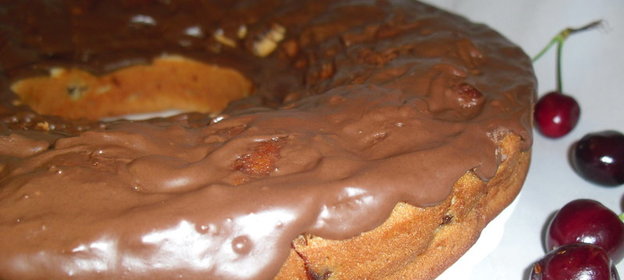 Кекс с мороженым и черешней