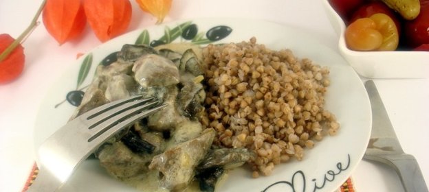 Сметанный соус с индюшиными сердцами и грибами