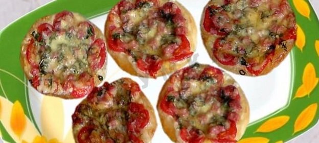 Пицца мини из слоеного теста