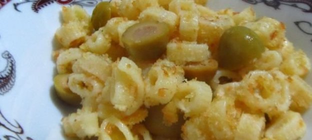 Макароны с оливками и сухариками
